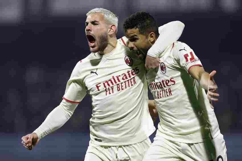 Theo Hernandez y Junior Messias celebrando el gol del Milan 