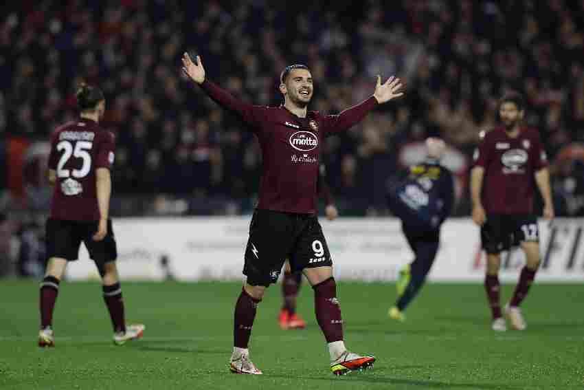 Federico Bonazzoli celebrando su gol ante Milan 