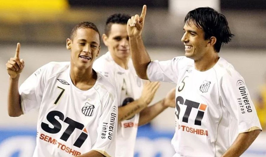 Ney celebra gol con Roberto Brum en Santos