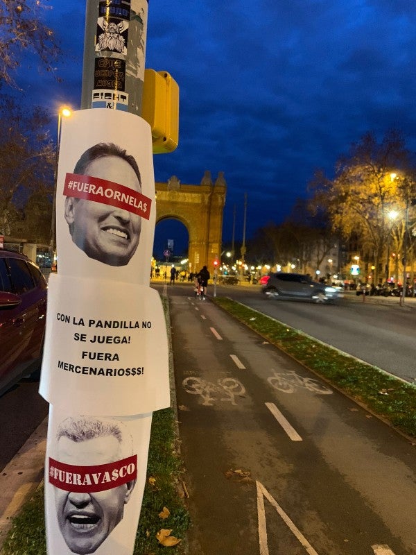 Protesta con el Arco del Triunfo de fondo