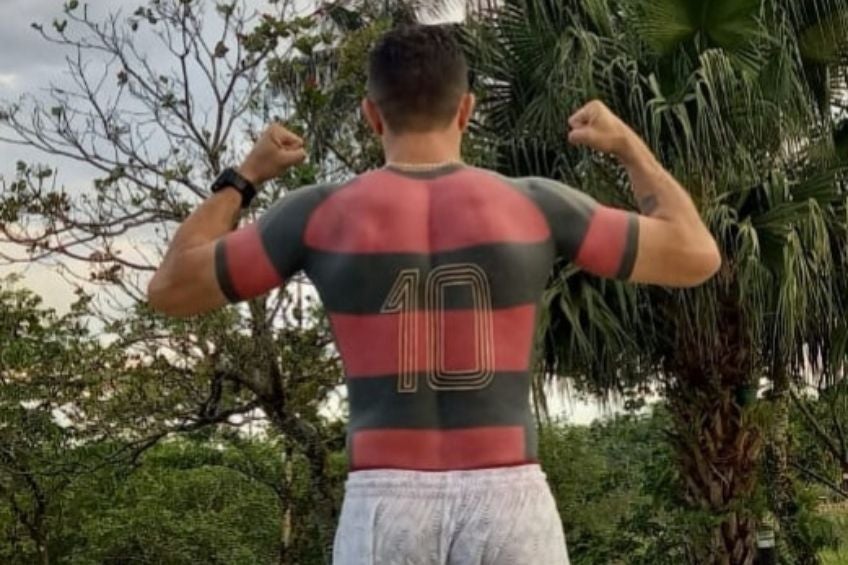 Fanático con el tatuaje de Flamengo