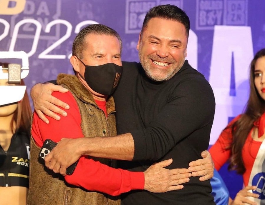 Chávez y De la Hoya se abrazan