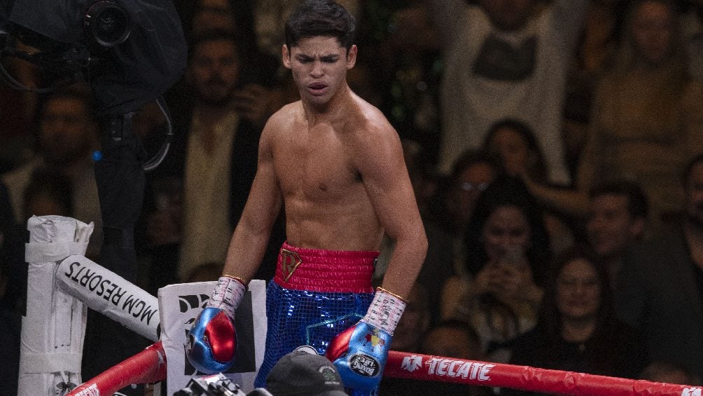 Ryan García festejando triunfo tras pelea de box