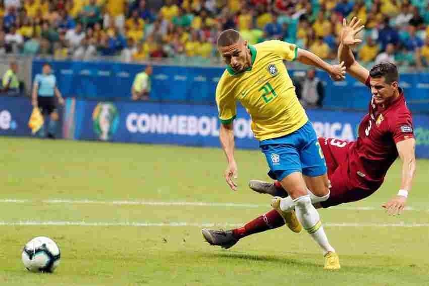 Richarlison en un partido con Brasil 