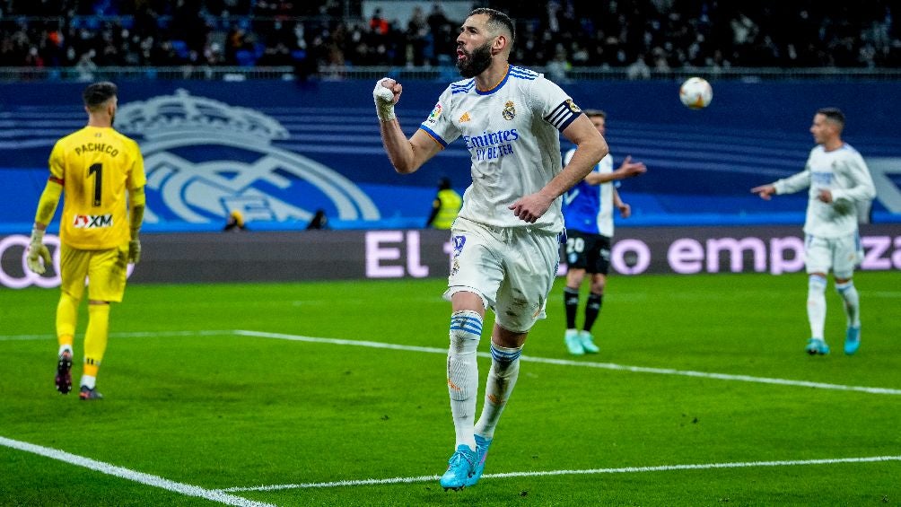 Karim Benzema celebrando gol con el Real Madrid ante el Alavés