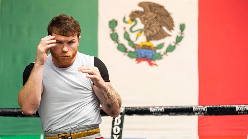 Saúl 'Canelo' Álvarez entrenando box en su gimnasio