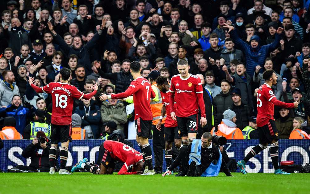 Intervención para recoger objetos lanzados a la cancha, posterior a otro gol del United