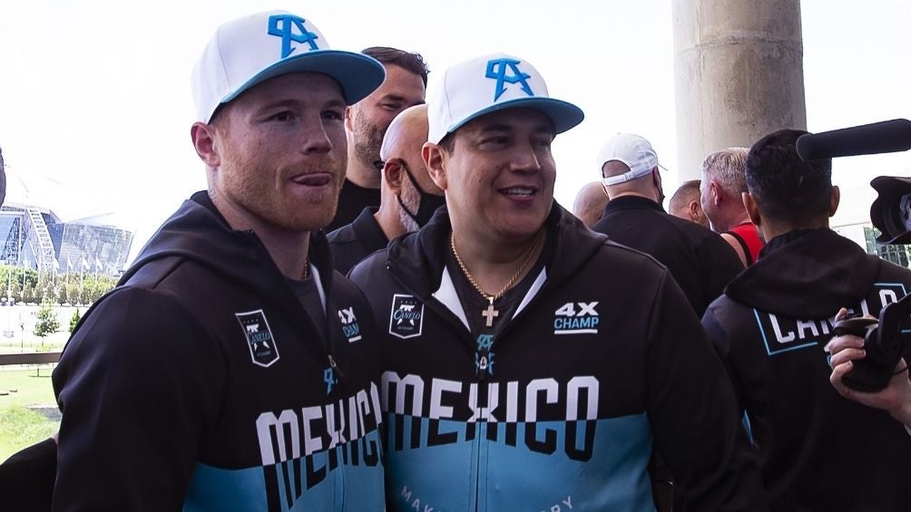 Eddy Reynoso con Canelo Álvarez