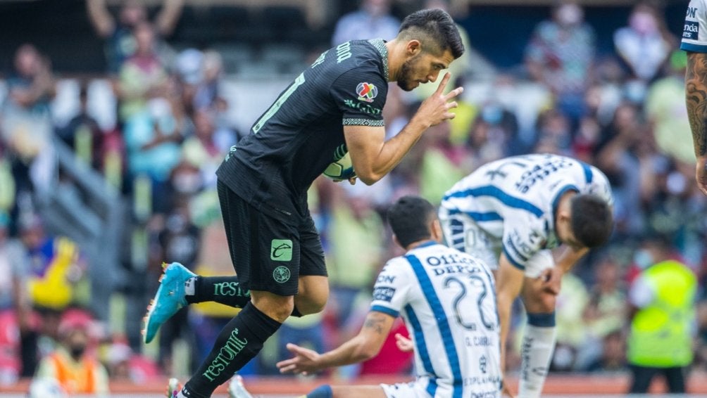 Henry Martín festeja un gol con América