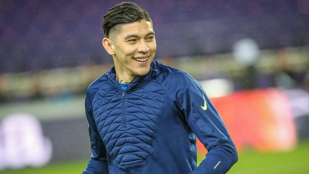 Arteaga calentando con el Genk previo al partido ante Anderlecht