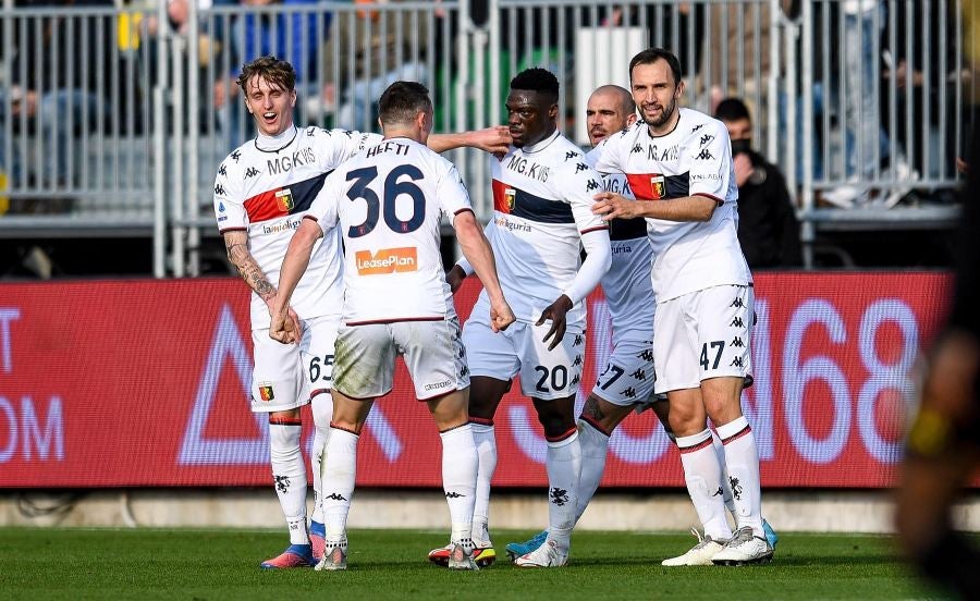 Jugadores del Genoa celebran gol de Caleb Ekuban