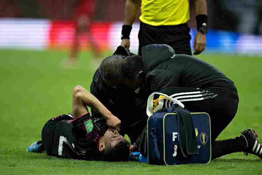 Chucky Lozano siendo atendido en la cancha del Azteca 