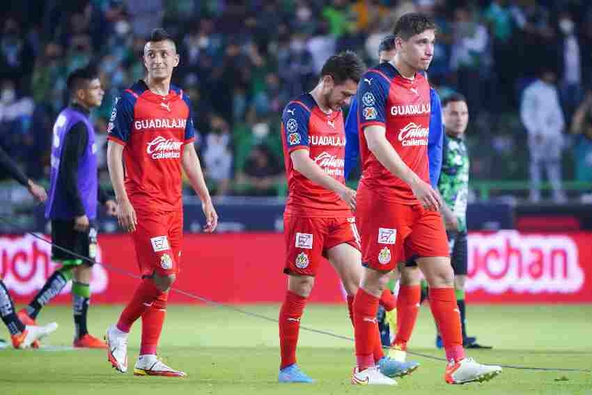 Jugadores de Chivas tras la derrota en León 