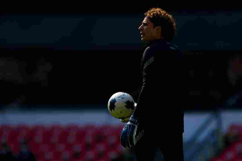 Ochoa calentando previo al juego ante Pachuca 