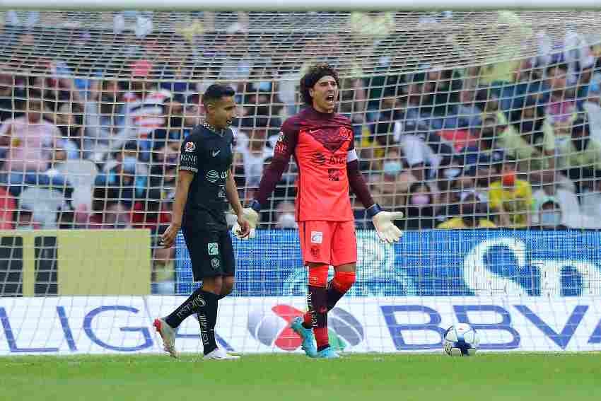 Guillermo Ochoa enojado tas un gol en contra 