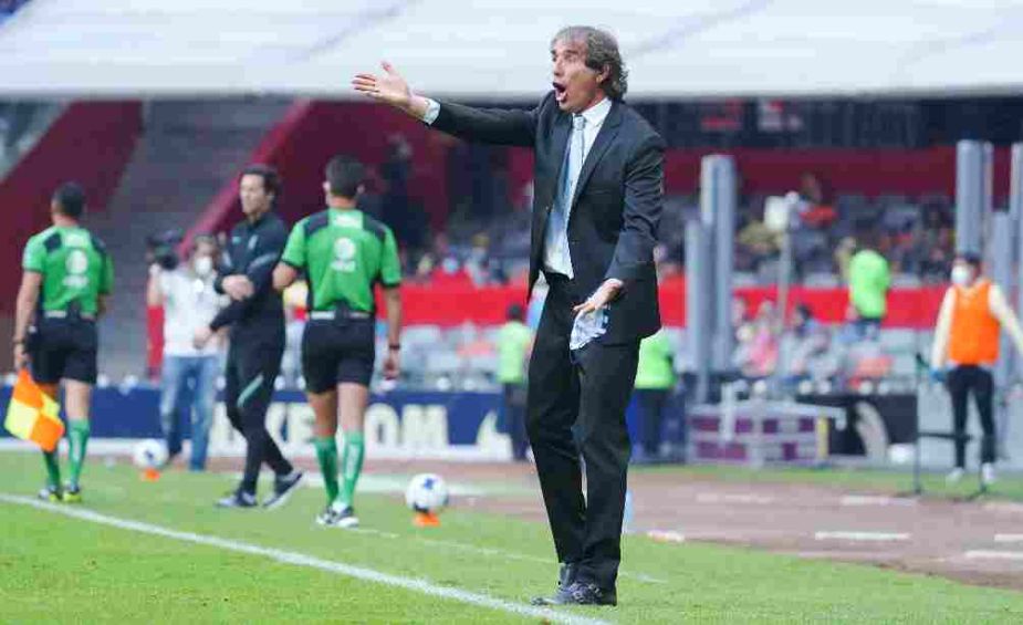 Guillermo Almada dirigiendo a Pachuca ante América 