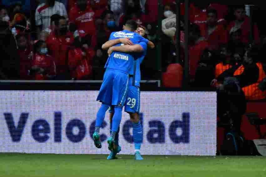 Giménez y Antuna celebrando el gol ante Toluca 