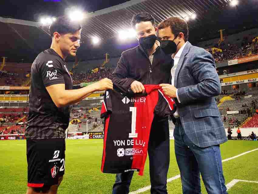 Yon de Luisa recibió la playera del Campeón