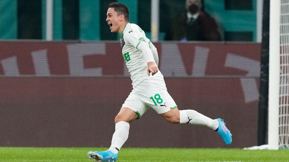 Giacomo Raspadori celebrando gol con Sassuolo ante el inter de Milán