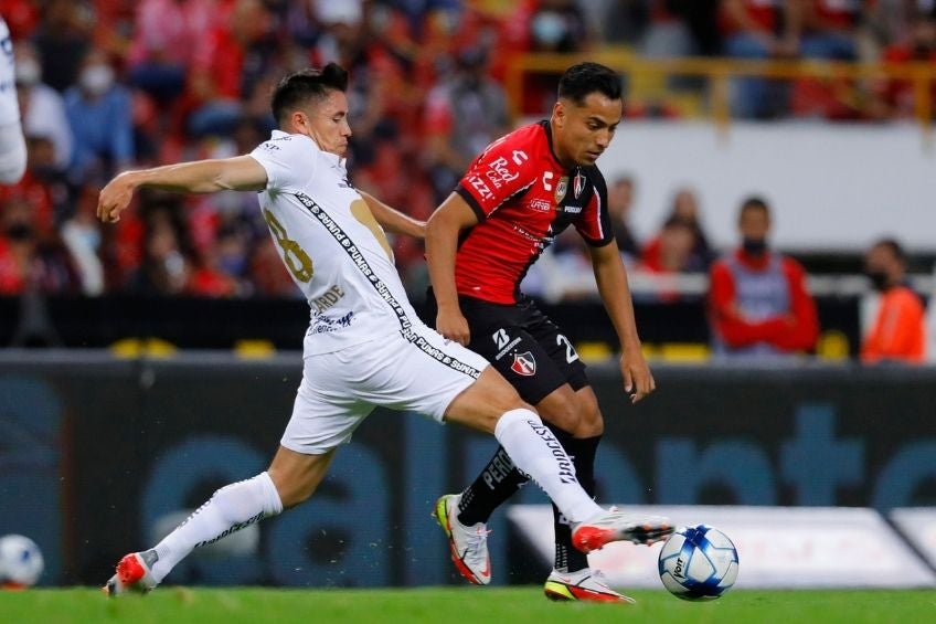 Efraín Velarde y Jairo Torres disputando un balón