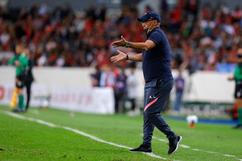 Andrés Lillini dirigiendo a Pumas