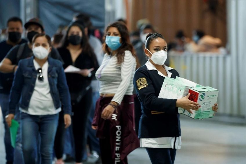 Enfermera durante la vacunación contra la Covid-19