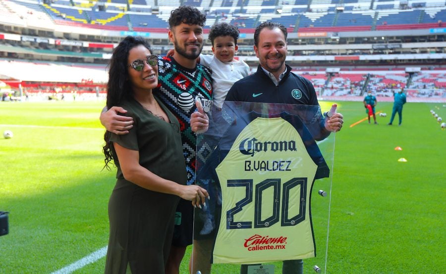 Valdez con su familia en reconocimiento