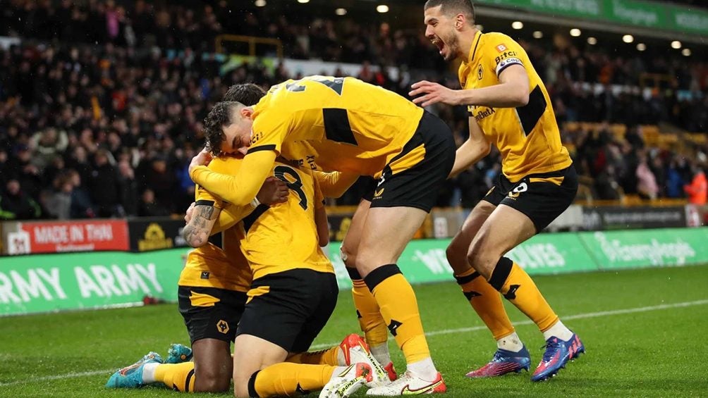 Jugadores del Wolverhampton festejando gol ante Leicester City