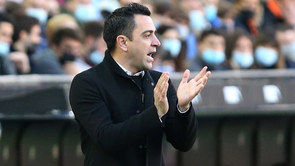 Xavi Hernández dirigiendo al Barcelona ante el Valencia en LaLiga