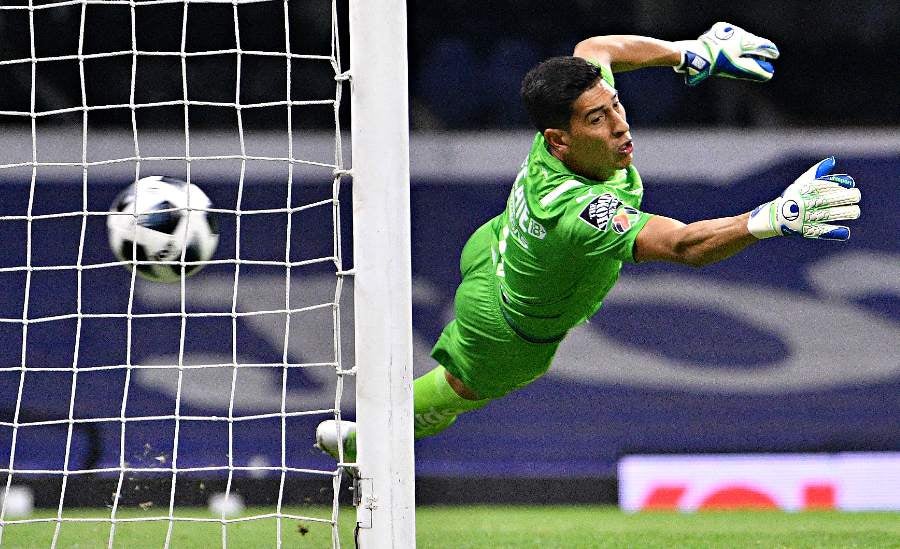 Portero de Rayados recibe gol en el Estadio Azteca