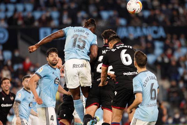 Néstor Araujo en acción con Celta de Vigo