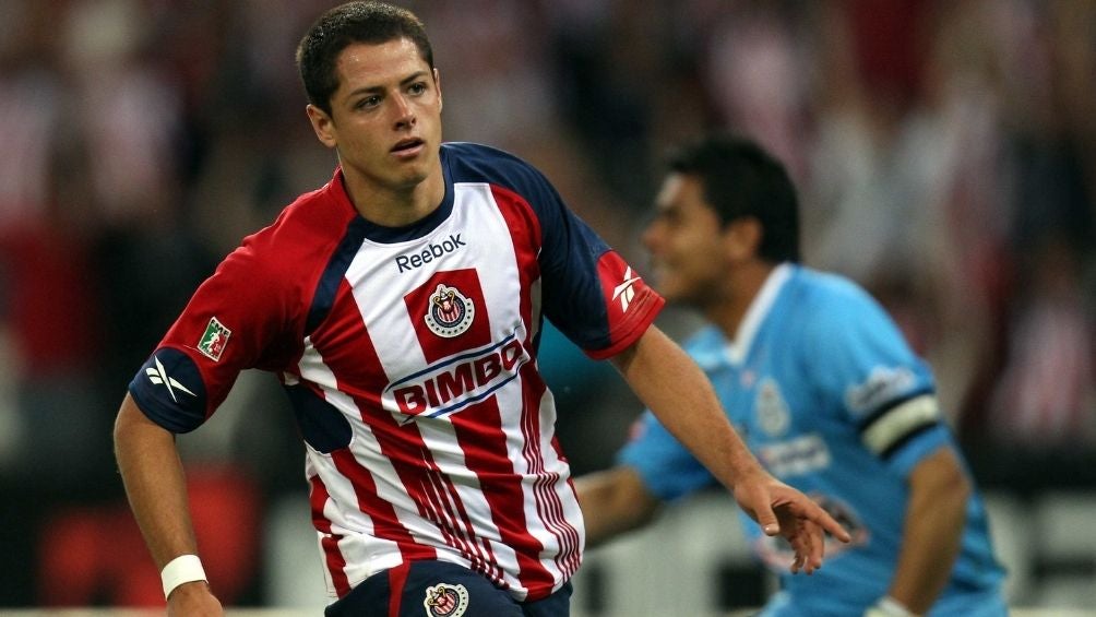 Hernández festeja un gol con Chivas en 2010