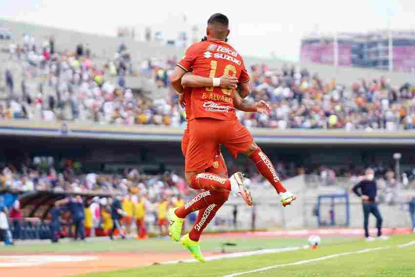 Favio celebrando un gol con Pumas 