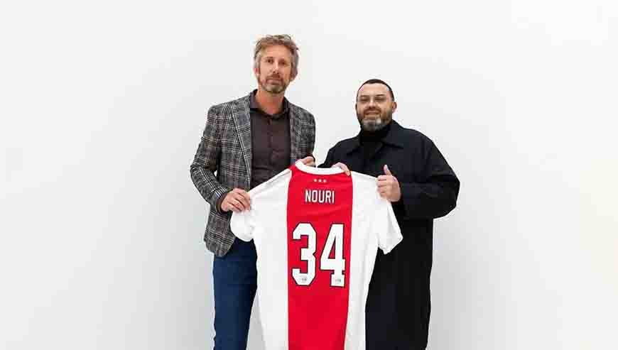 Edwin van der Sar y el padre de Nouri, con la jersey de Abdelhak 