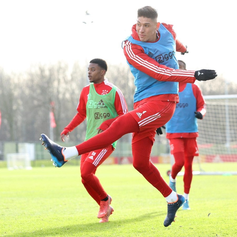 Edson Álvarez durante un entrenamiento con Ajax