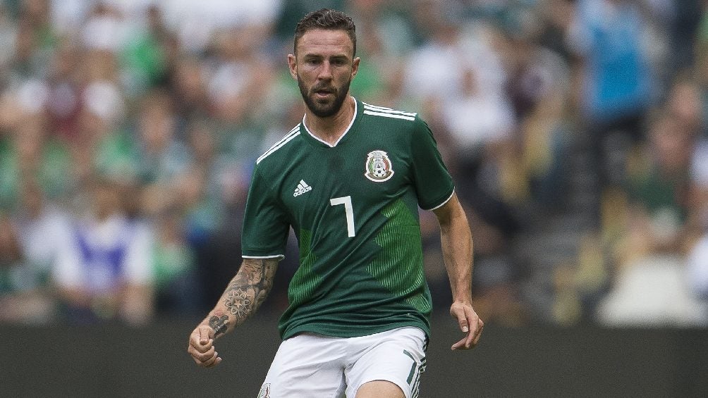 Miguel Layún jugando partido con la Selección Mexicana