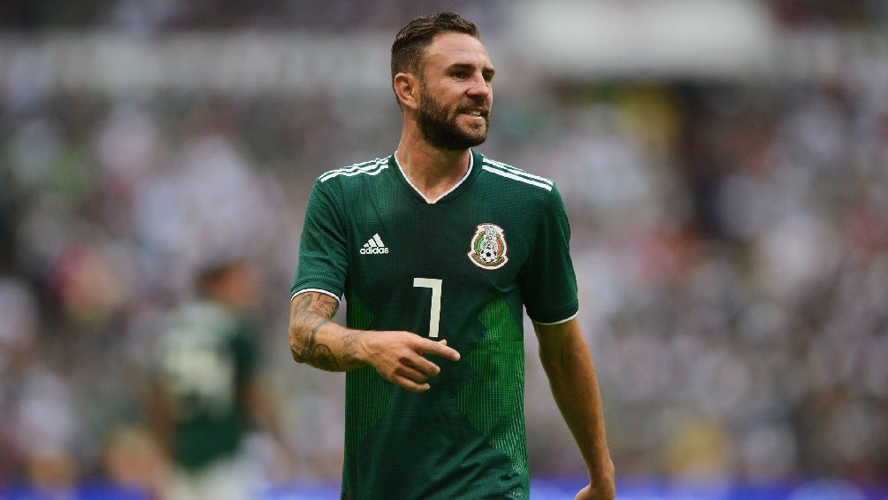 Miguel Layún jugando partido con la Selección Mexicana