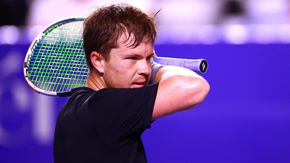 Kozlov jugando ante Dimitrov en el Abierto Mexicano de Tenis