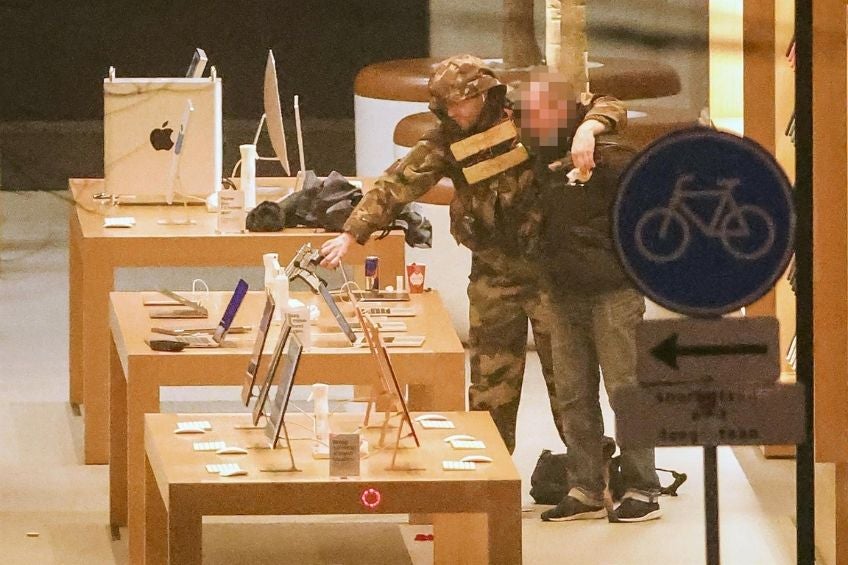 Hombre siendo capturado en tienda de Apple