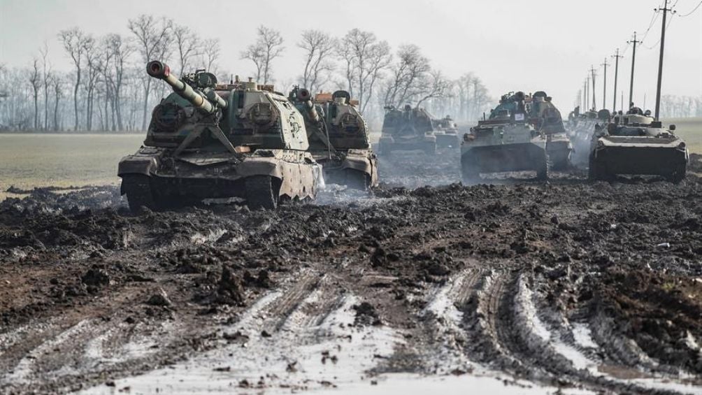 Tanques rusos estacionados en una carretera de Rostov, Rusia