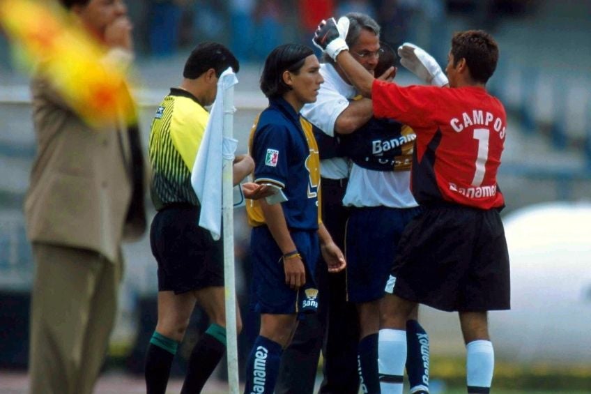 Miguel Mejía Barón dirigiendo a Pumas