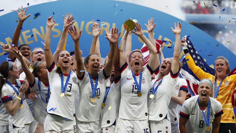 Jugadoras de la selección de EU celebran un título mundial 