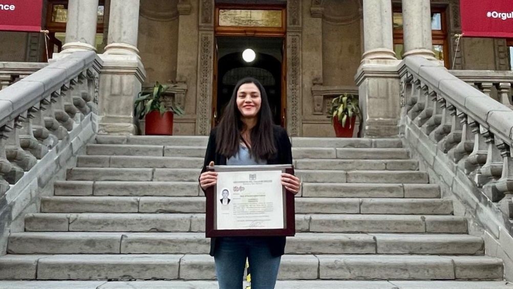 María del Rosario Espinoza con su título universitario