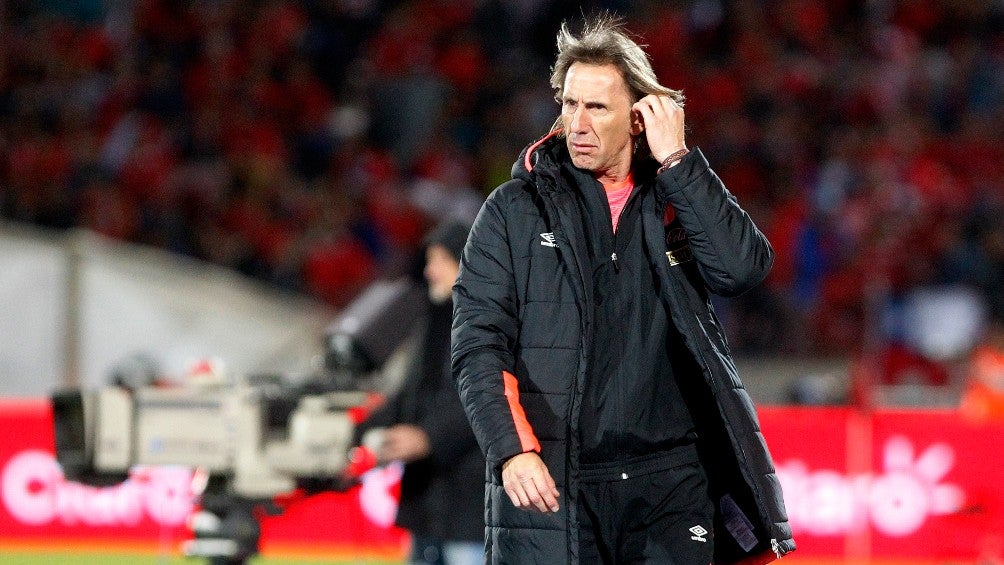 Ricardo Gareca durante un partido con Perú