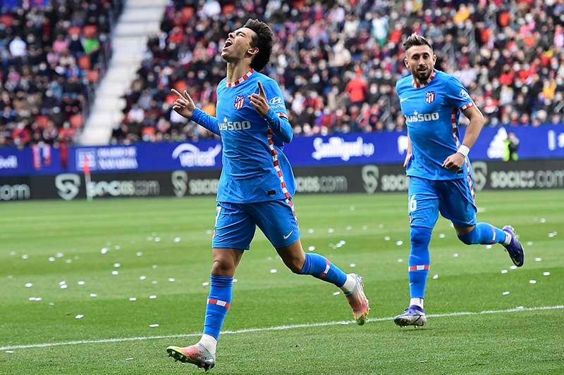 Héctor Herrera durante un duelo con el Atlético 