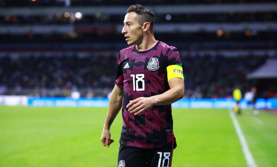 Andrés Guardado en partido en el Estadio Azteca