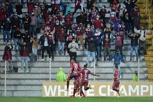 Los jugadores ticos festejan uno de sus goles