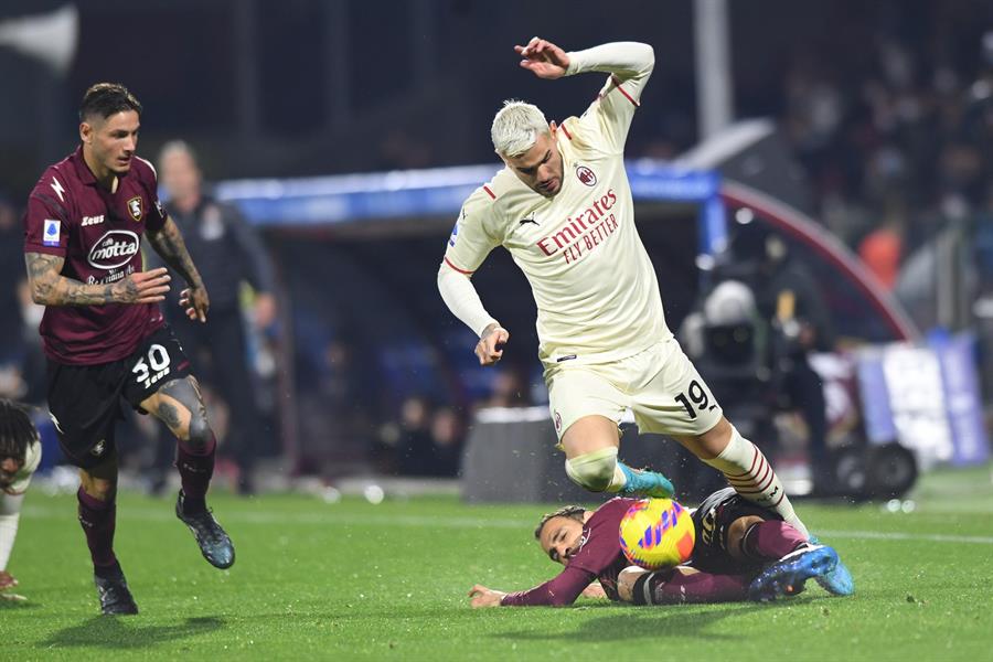 Hernández en un partido con el Milan