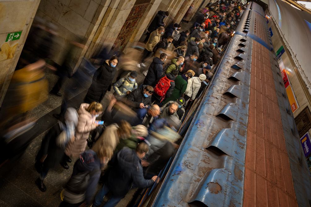 Ciudadanos evacúan Ucrania desde la estación de Kyiv