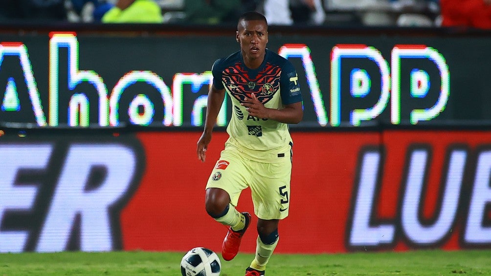 Pedro Aquino durante un partido con América